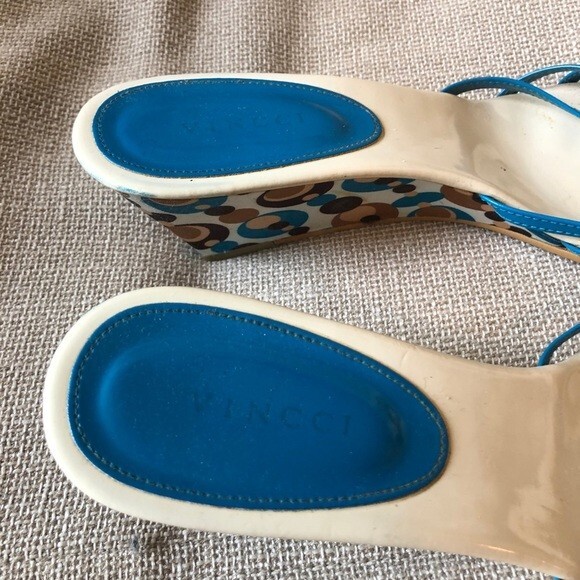 Cute blue dotted wedge heel sandals / shoes - Picture 4 of 12